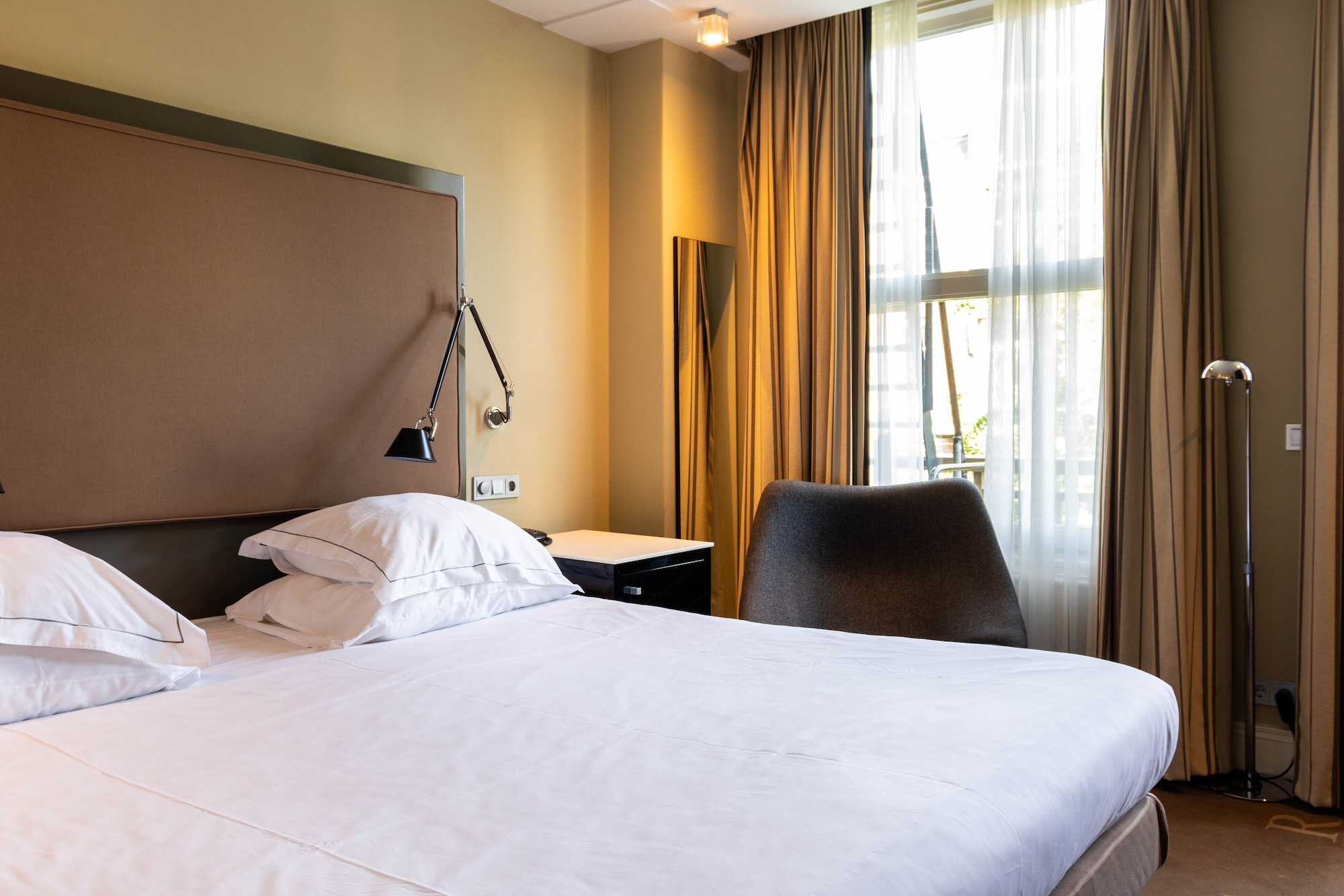 EXECUTIVE, DOUBLE OR TWIN BED
