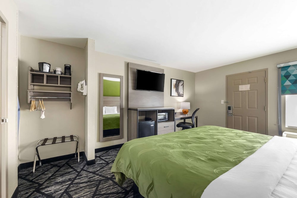 ROOM, KING BED, SMOKING, ACCESSIBLE