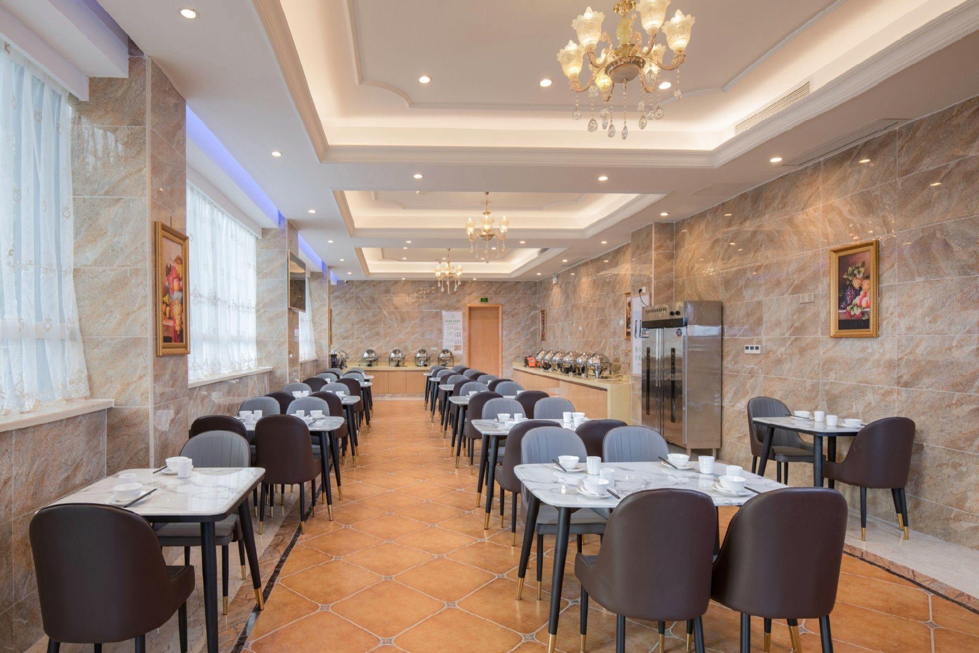 Vienna Hotel (Guangzhou Huangpu Free Trade Zone Xiayuan Subway Station) 27/38