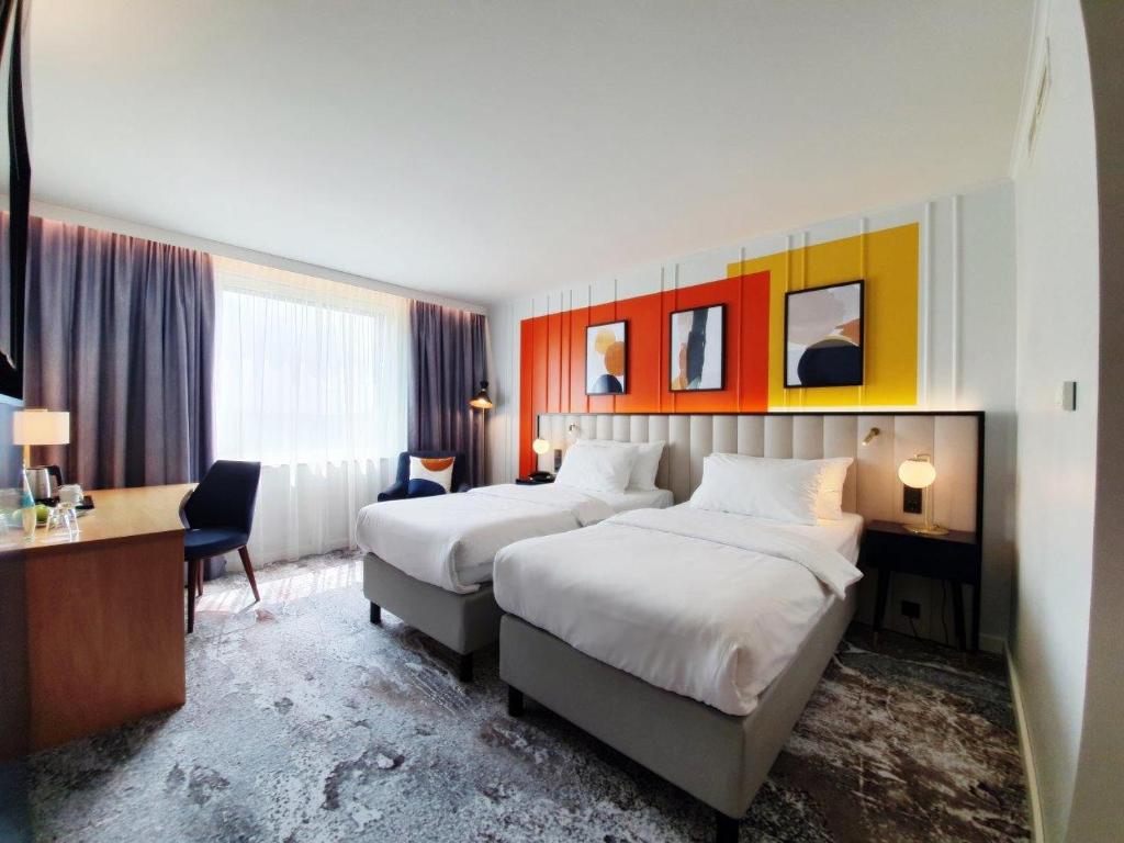 Room, Twin Beds, with View