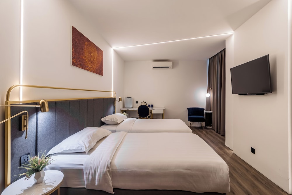 Twin Beds, Partial View