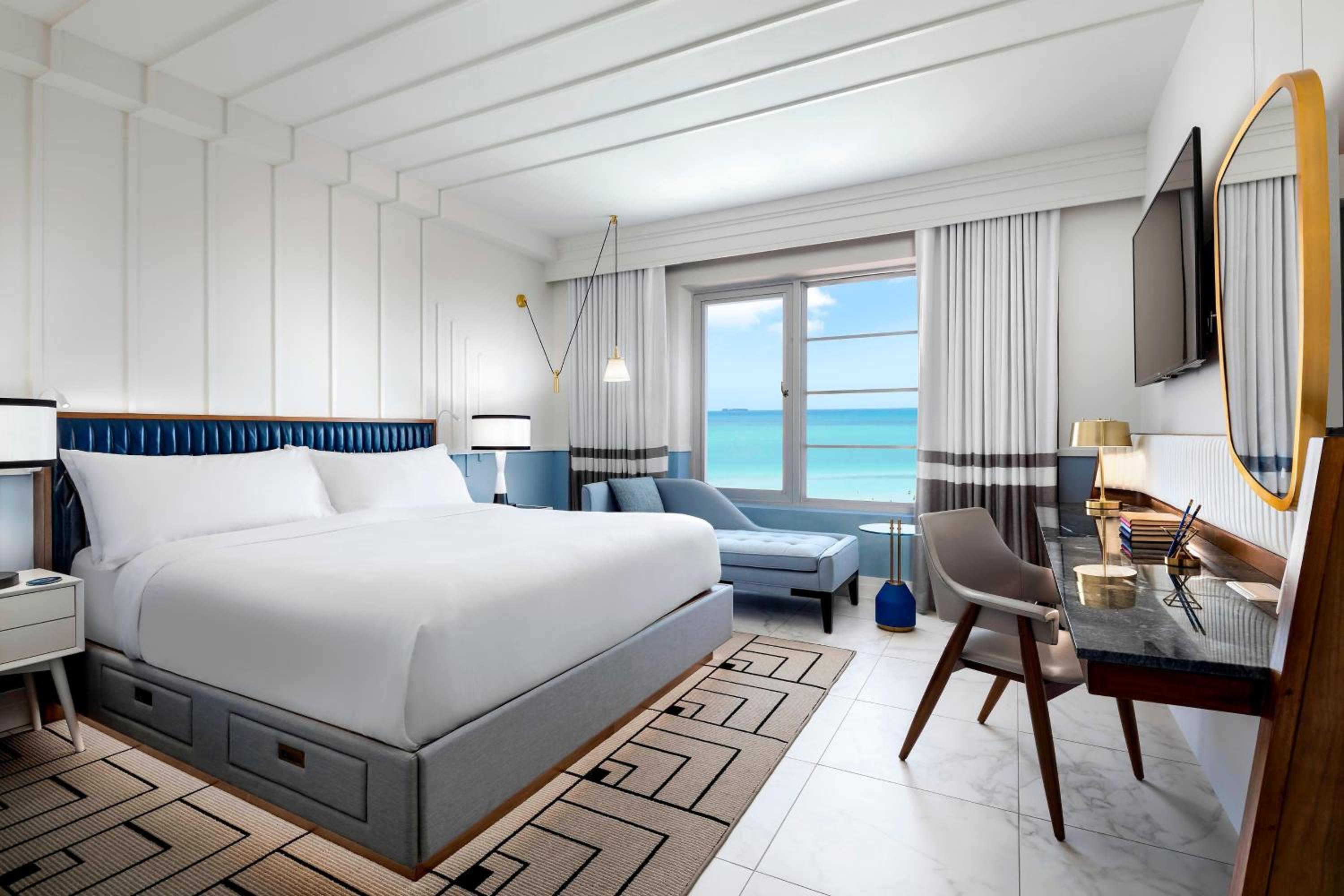 Guest Room, King Bed, Ocean Front, Sofa