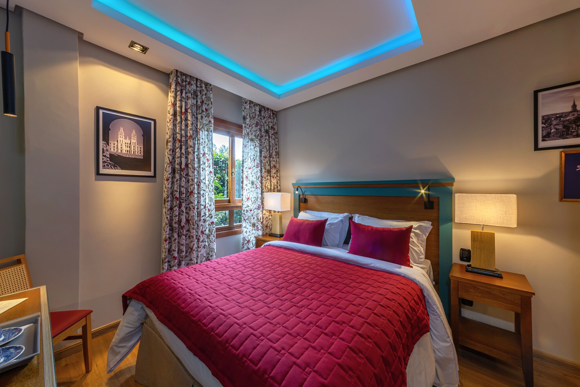 ROOM, QUEEN BED
