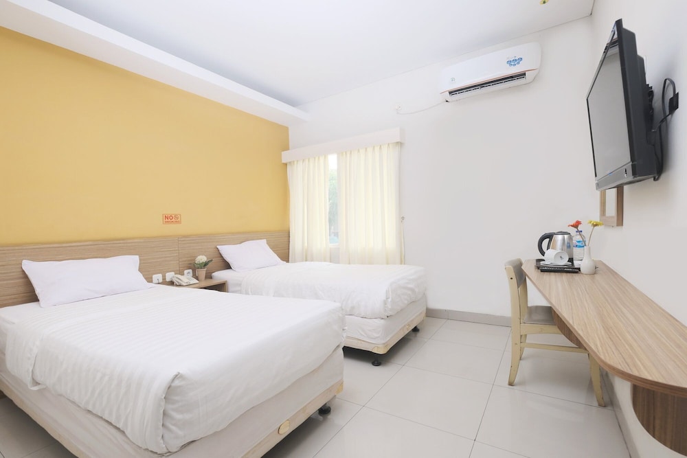 Deluxe, Twin Beds, Cengkareng Transit Hotel 2/4