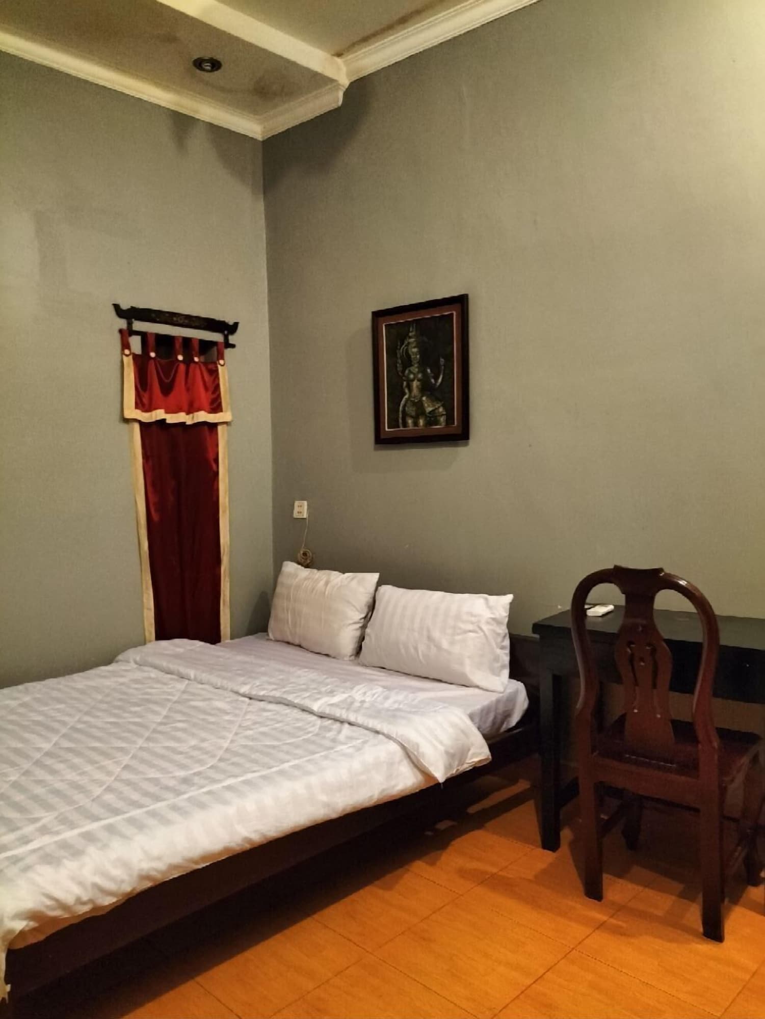 ROOM, SINGLE