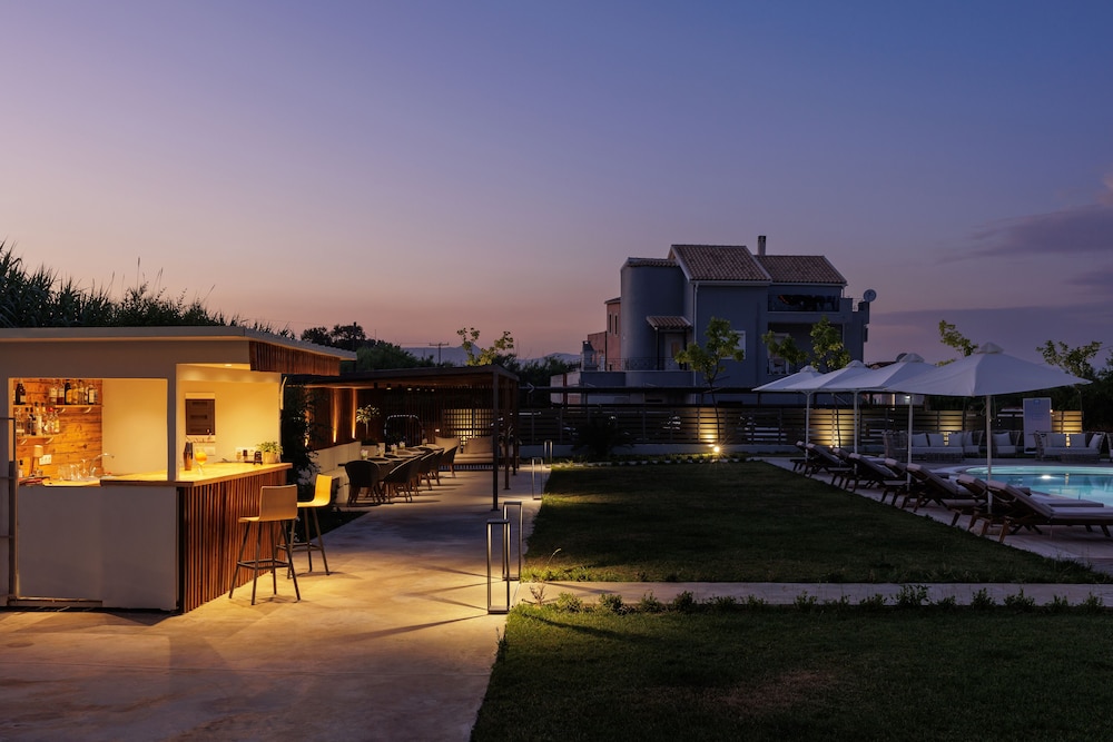 V Luxury Suites 44/50