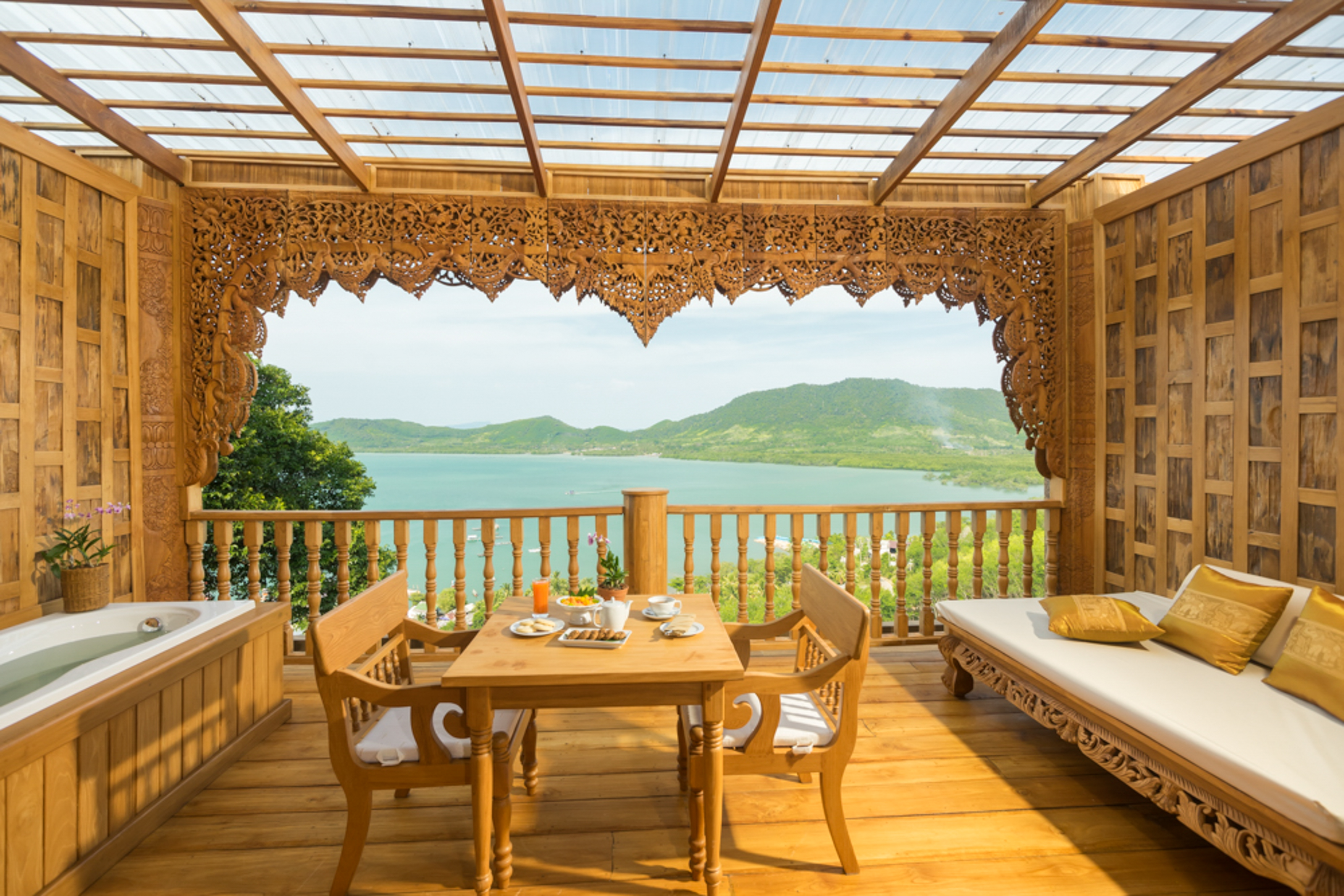 Grand, Deluxe, Bay View