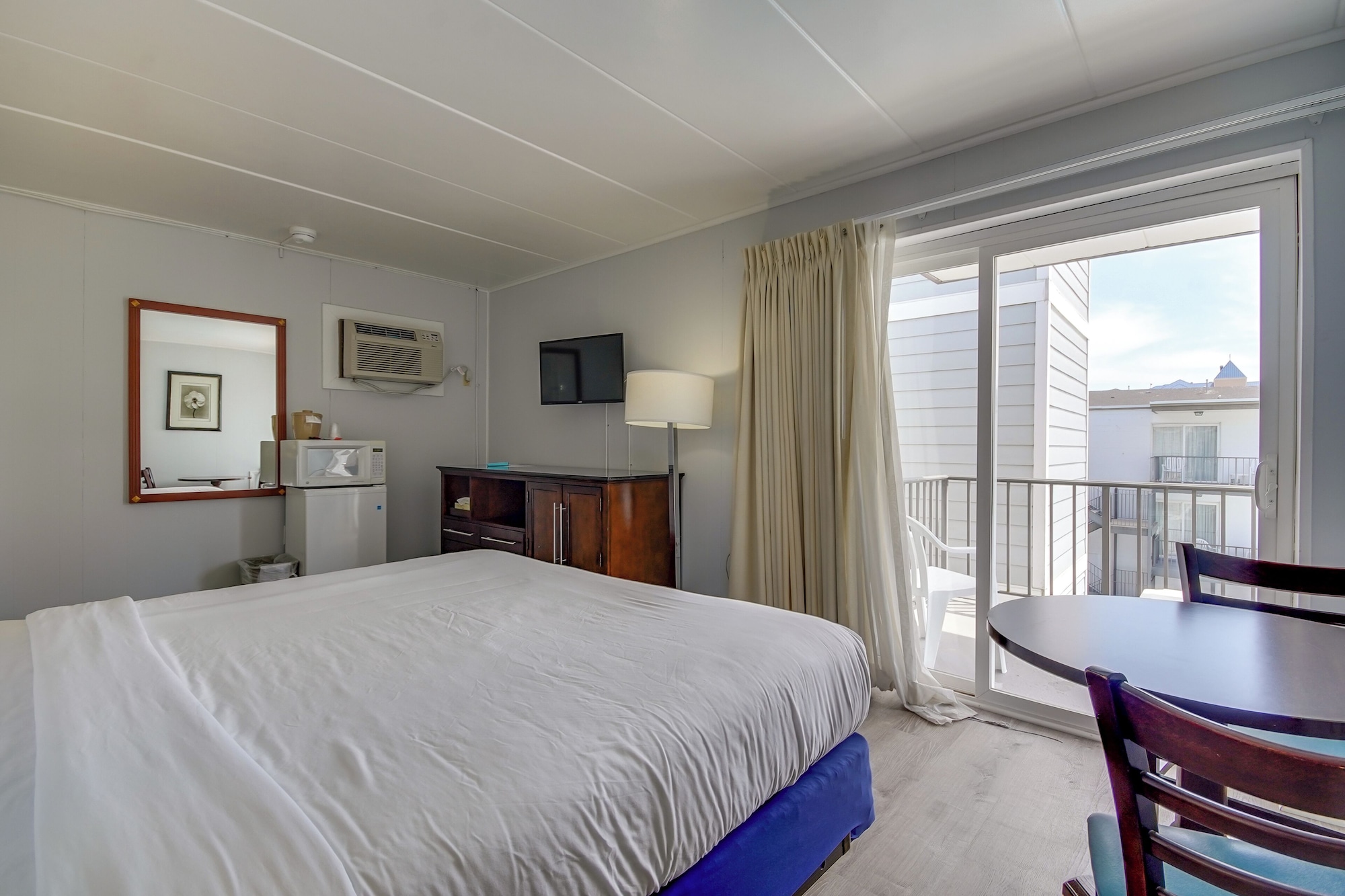STANDARD, KING BED, POOL SIDE