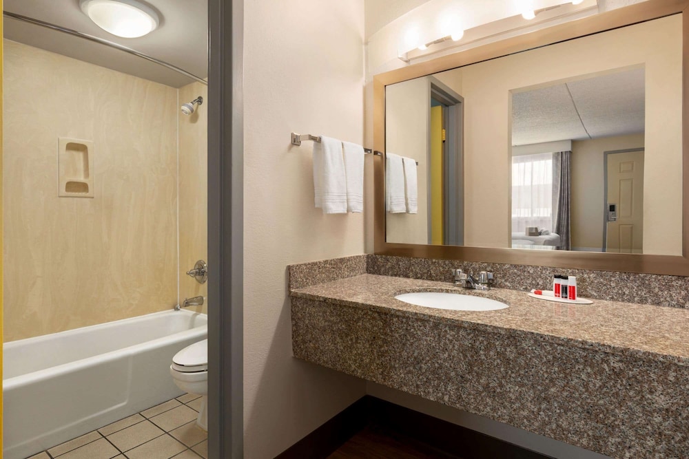 Hotel Bo, a Days Inn by Wyndham Chattanooga Downtown 19/48