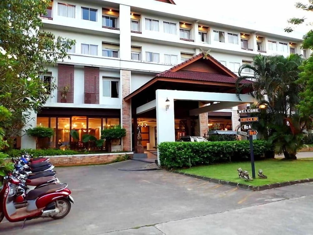 Nana Buri Hotel 6/38