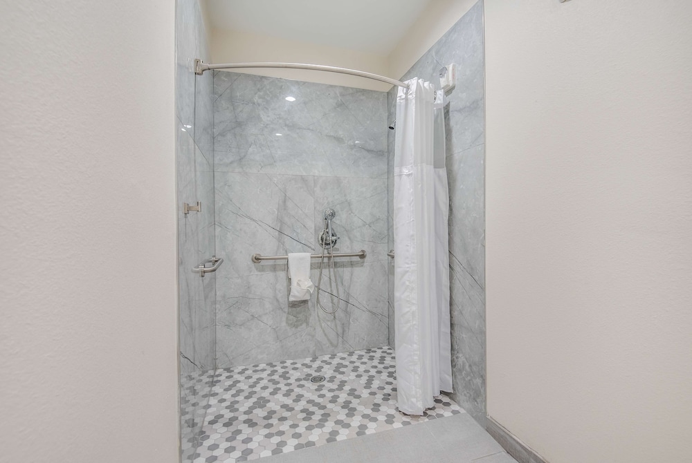 Americas Best Value Inn & Suites Houston at Hwy 6 photo3