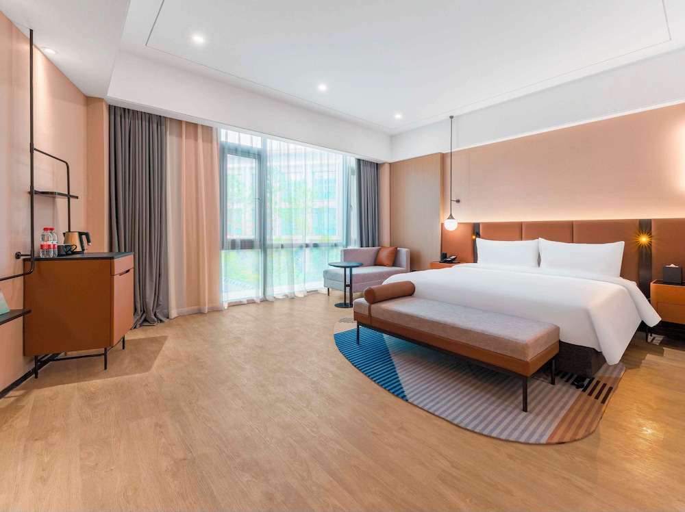 EXECUTIVE, KING BED