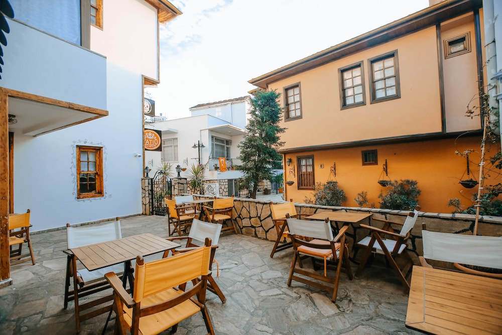 Patio Hotel 22/28
