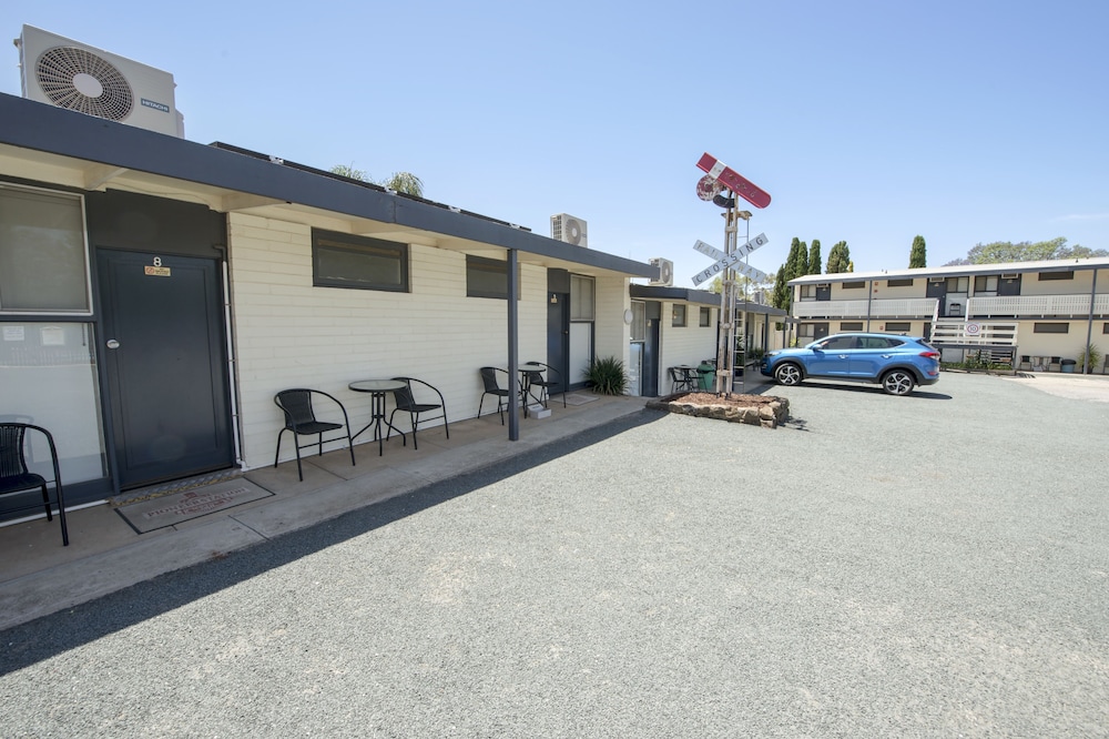 Pioneer Station Motor Inn 40/57