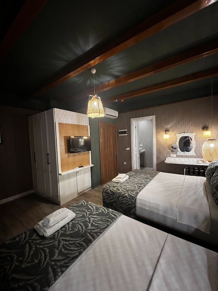 Dolphin Park Hotel 8/50