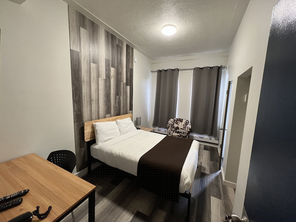 Commercial Hotel 47/76