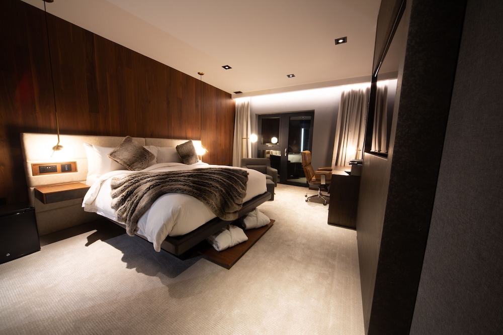 Cave, King Bed, Golf Course View