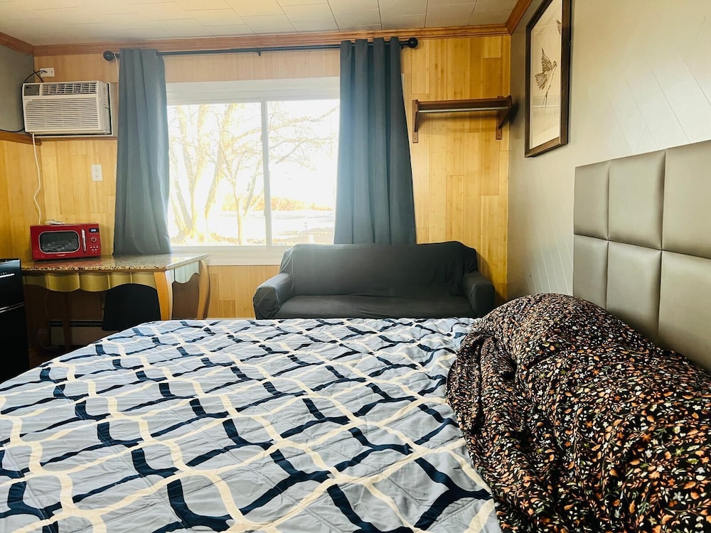 Wisconsin-Aire Motel By Random Lake 9/41