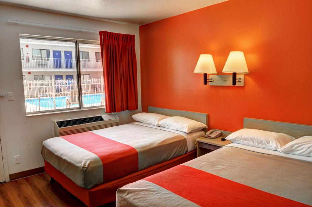 2 Full Beds - Non-Smoking