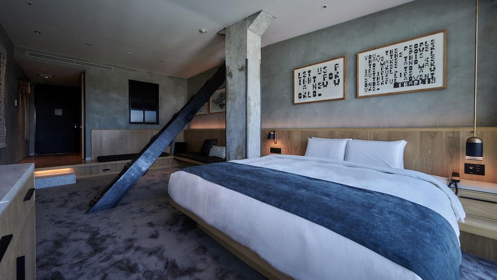 Room, King Bed, Forest View