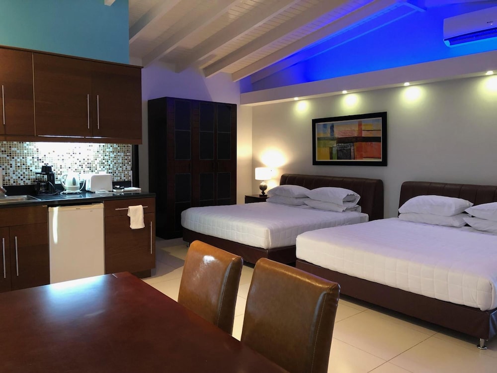 Quints Travelers Inn 23/64