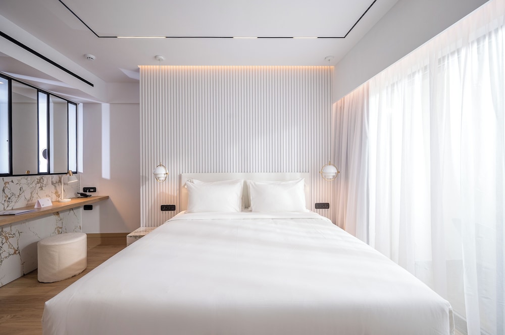 Deluxe, Double Bed, Pool Front