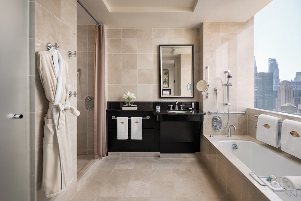 غرفة بسريرين منفصلين بإطلالة على النهر لذوي الإعاقة، Mandarin Oriental New York 5/6