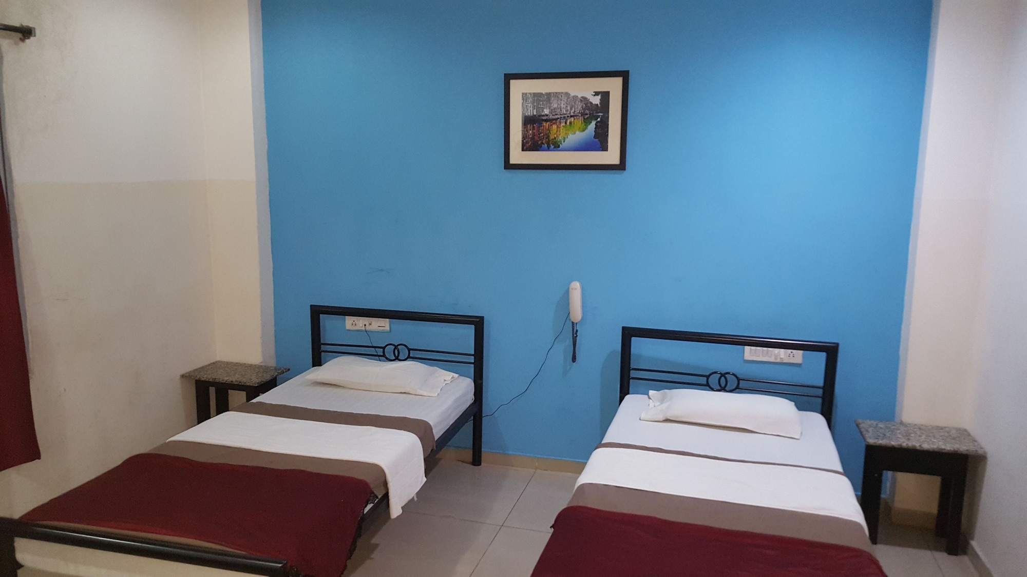 DELUXE, TWIN BEDS