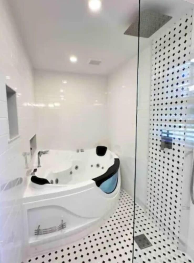 TRADITIONAL, STUDIO, SUITE, PET FRIENDLY, JETTED TUB
