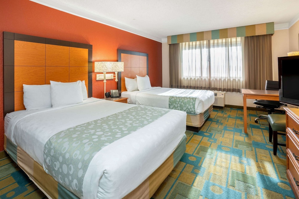 La Quinta Inn & Suites by Wyndham Seattle Sea-Tac Airport 12/48