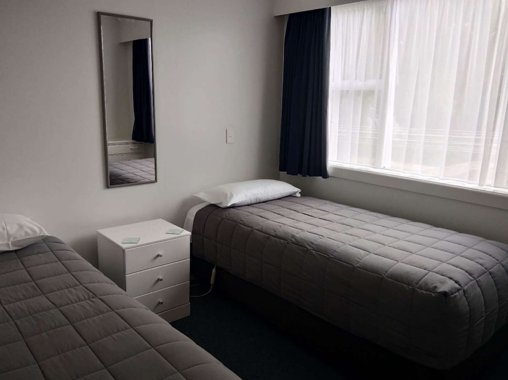 Queens Park Motels 25/60