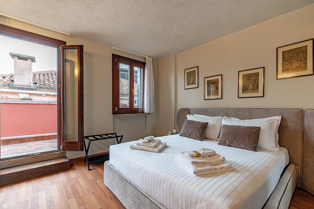 SUITE, CITY VIEW, PRIVATE BATHROOM