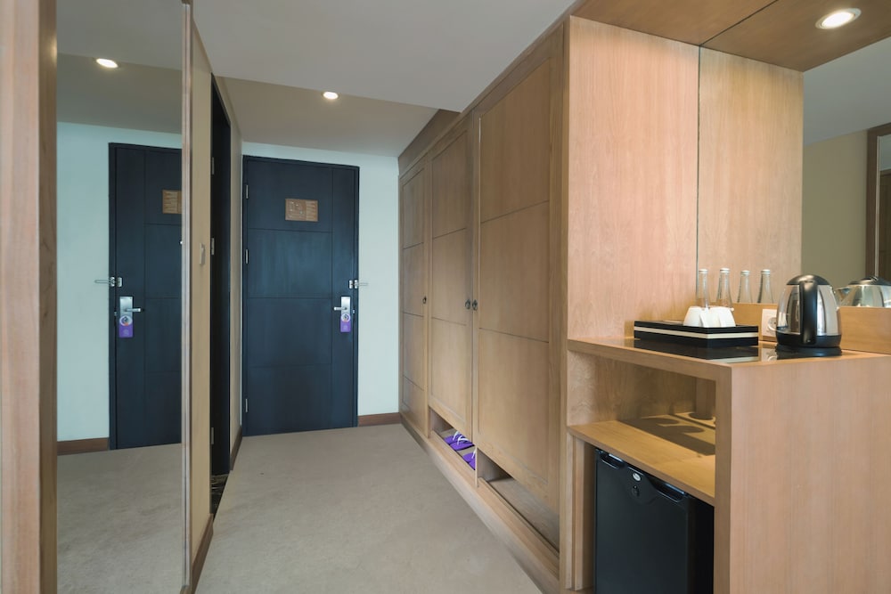 Deluxe Room Shower 9/9