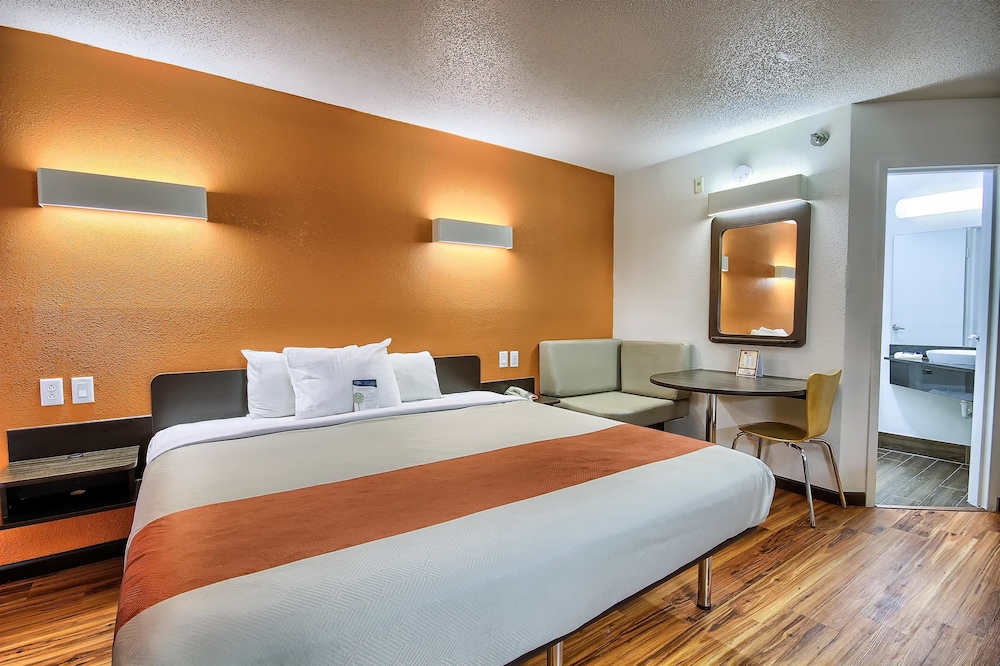 Motel6 Columbus, OH - West 35/58