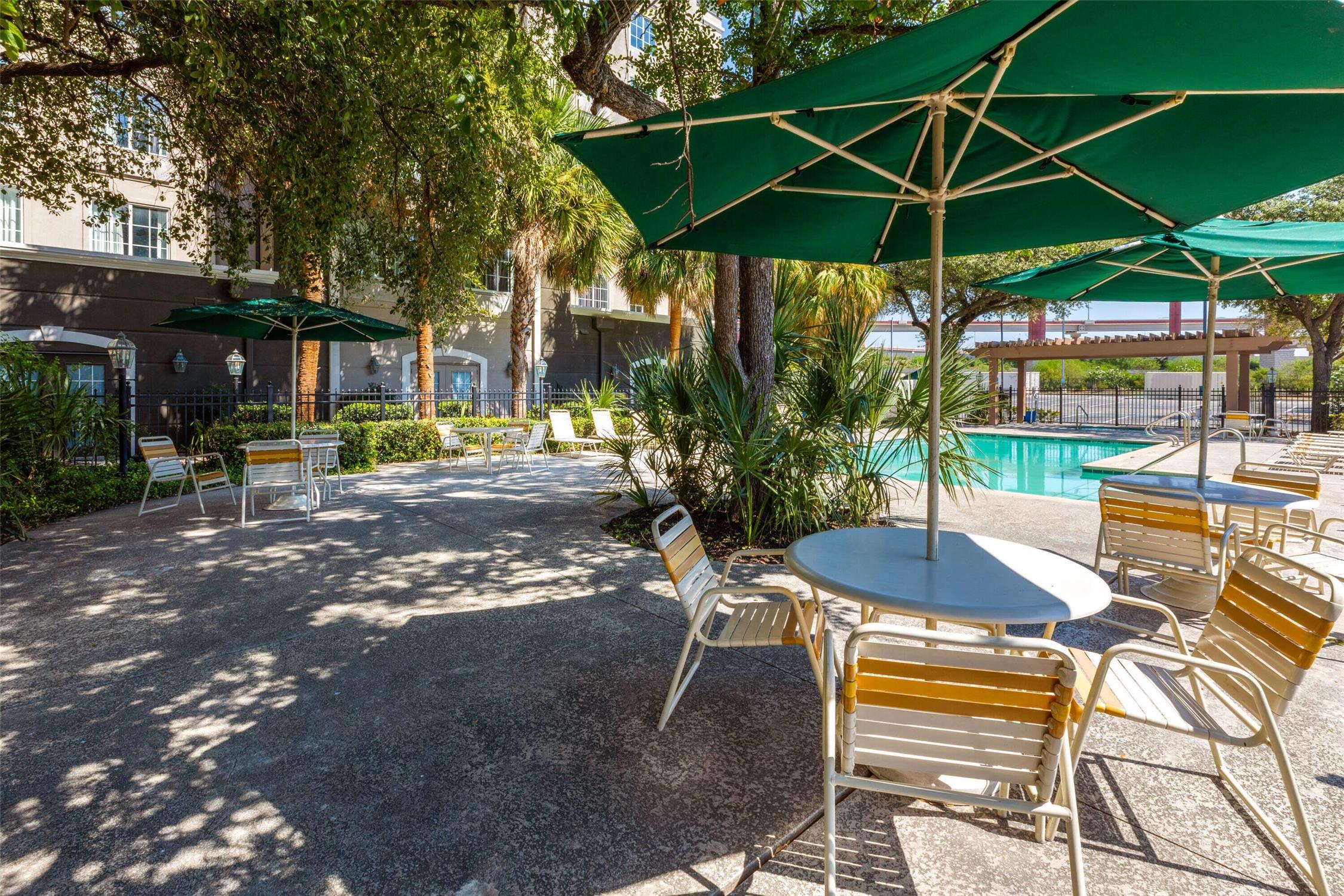La Quinta Inn & Suites by Wyndham San Antonio Airport 60/63