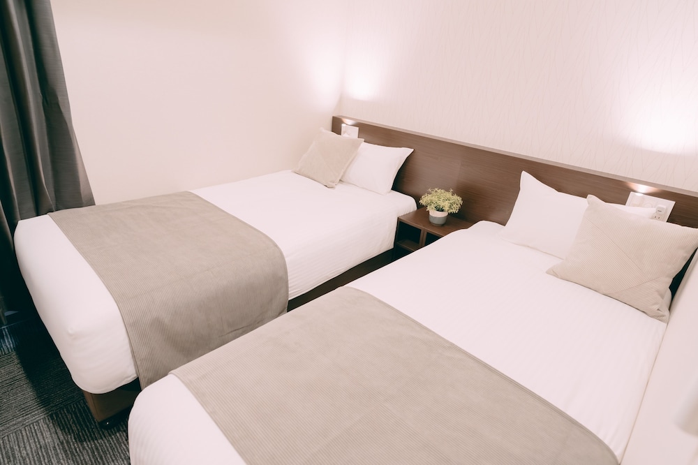 R Hotel Honmachi 3/17
