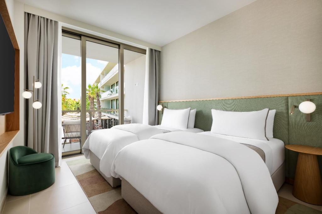 Guest Room, Deluxe, Twin Beds, Urban View, Balcony