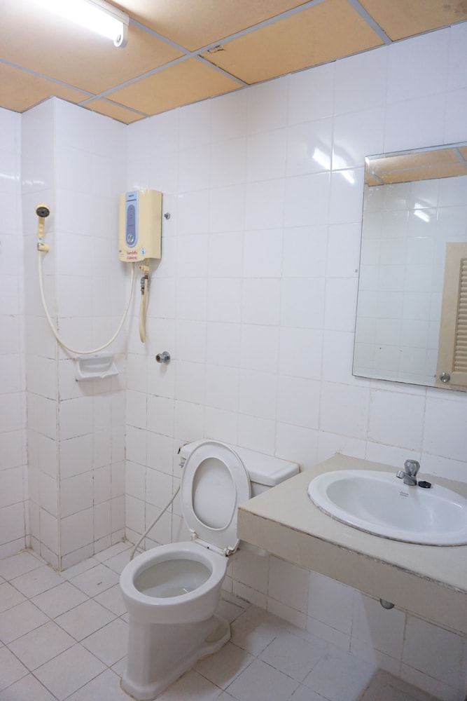 SRI CHUMPHON HOTEL 12/35