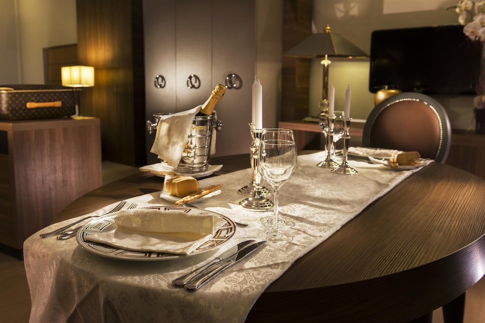 Waldorf Suite Hotel 36/47