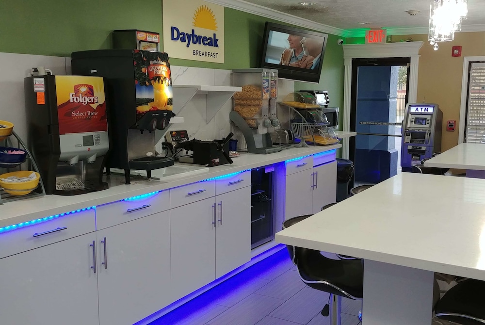Days Inn by Wyndham Houston East 18/29
