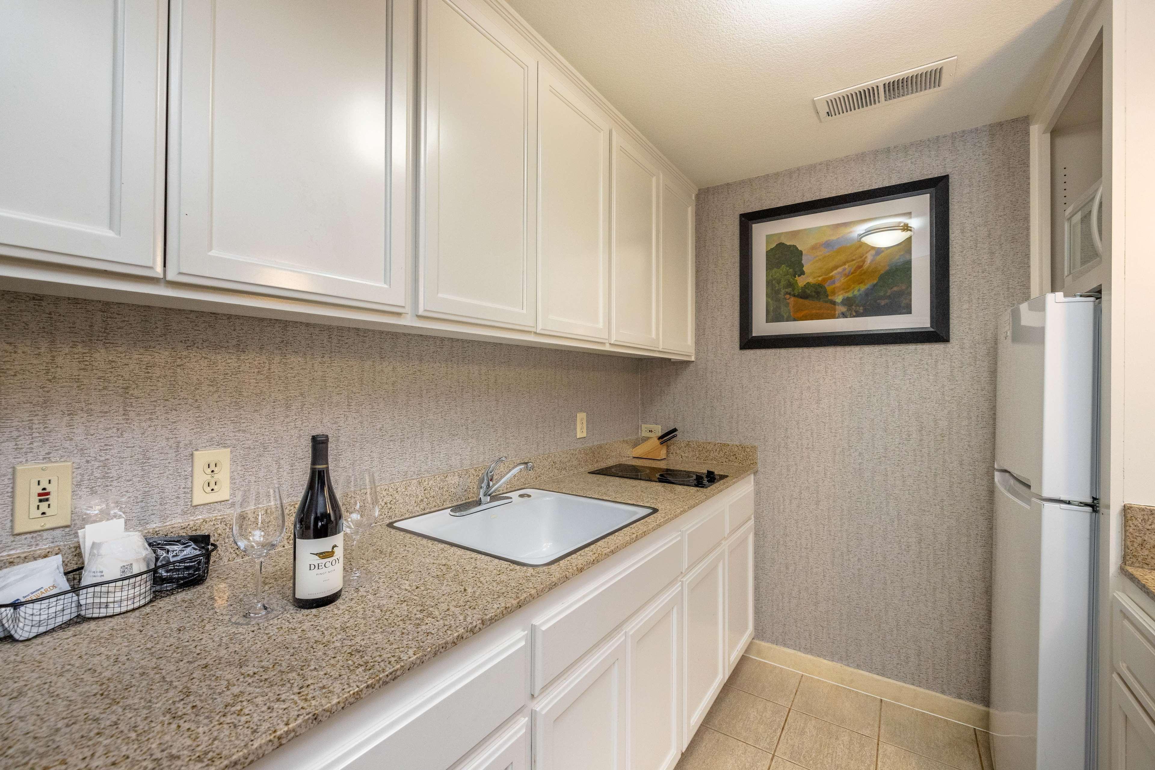 جناح بسرير كينج، Best Western Plus Dixon Davis 7/9