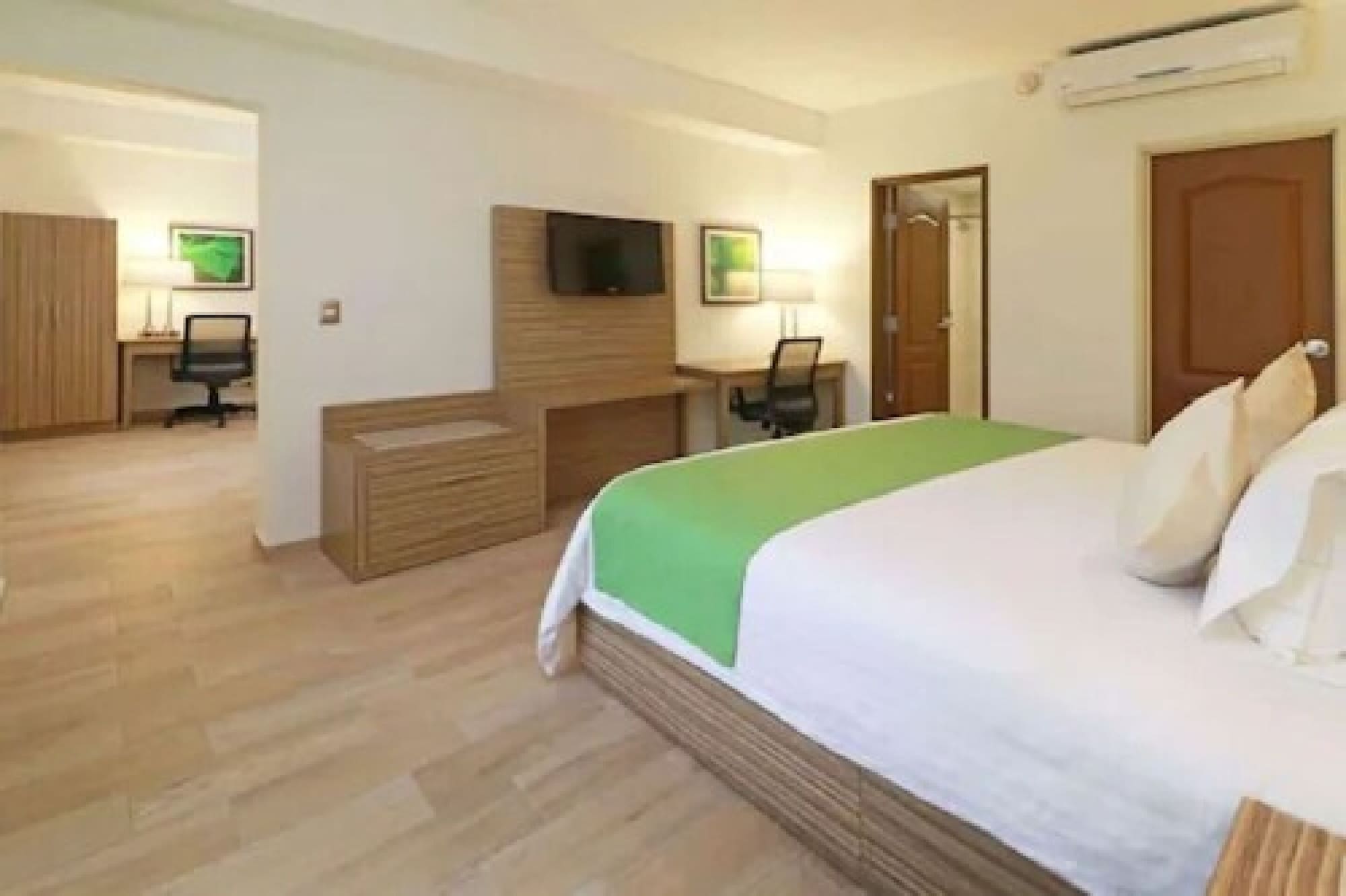 1 BEDROOM, SUITE, KING BED