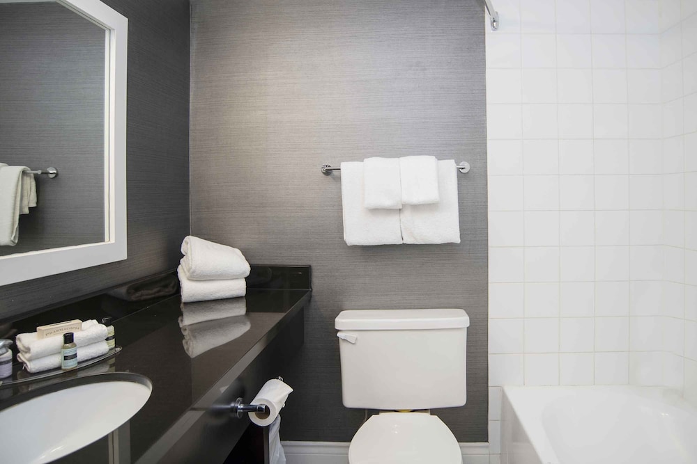 Sandman Hotel Kelowna 19/50