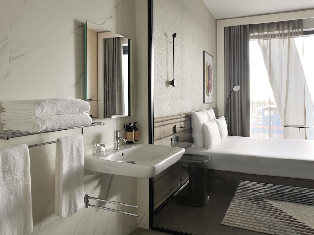 SUPERIOR, EXECUTIVE, KING BED, EXECUTIVE LOUNGE ACCESS