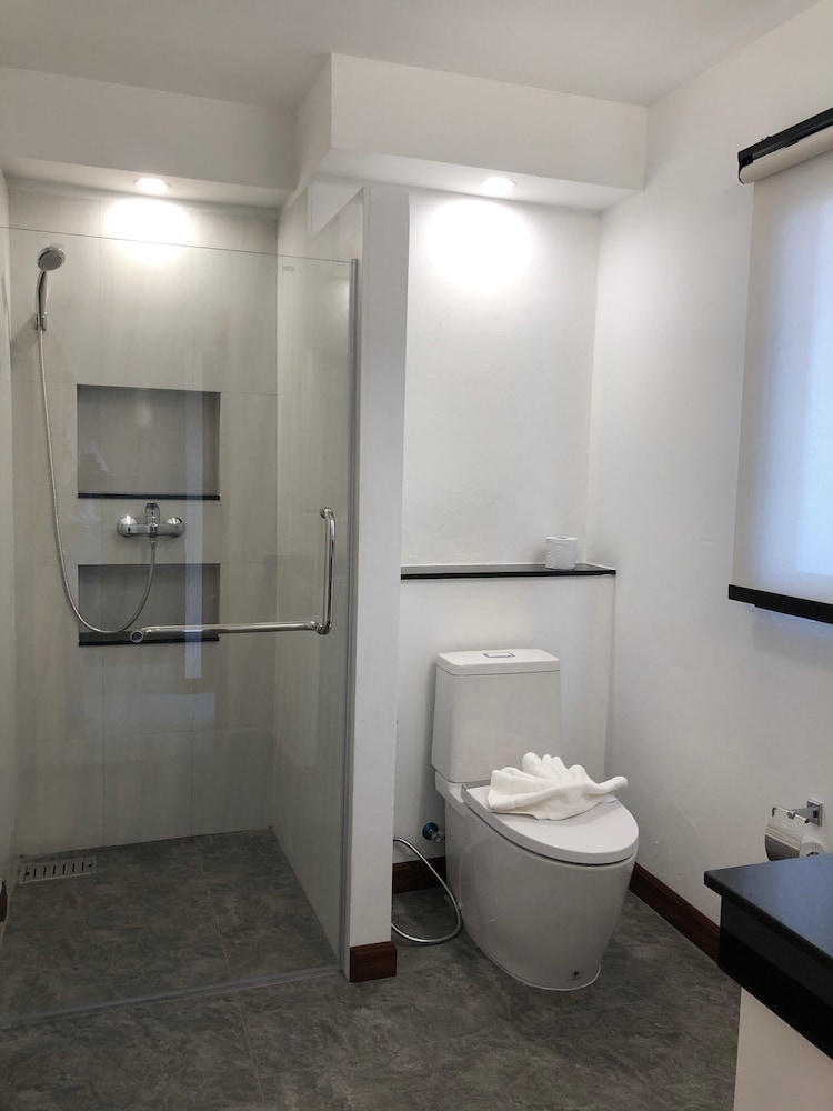 Noble House Beach Resort 60/63