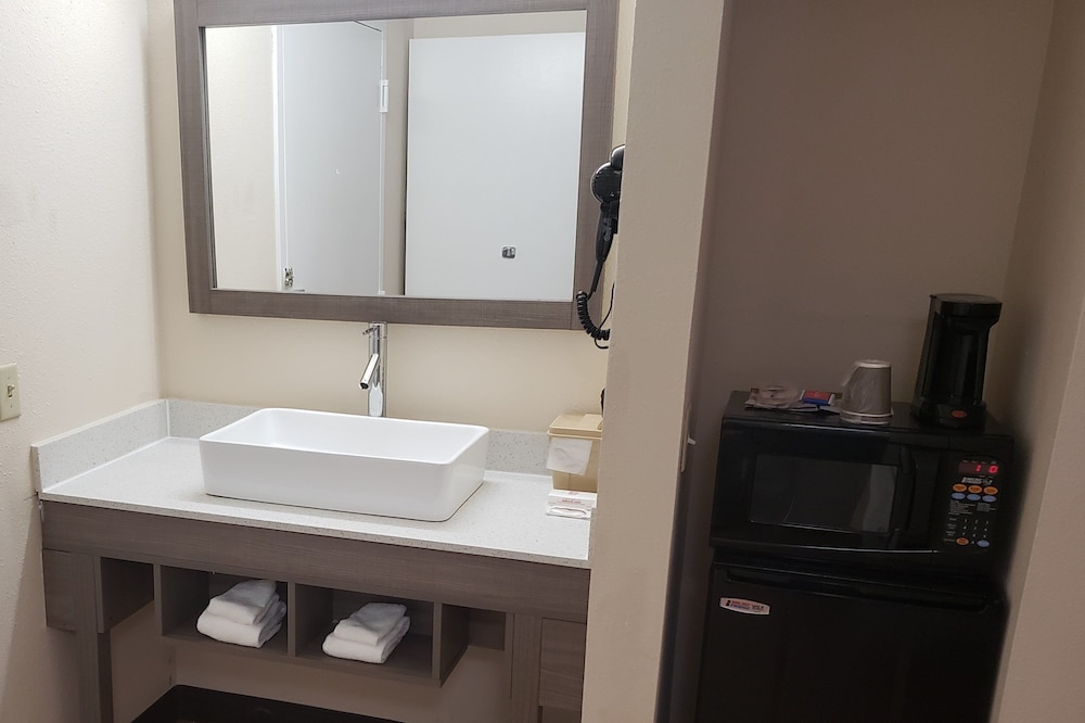 Red Roof Inn Moss Point 4/18