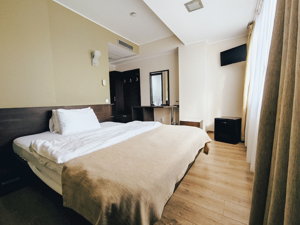 Hotel Graffiti 12/55