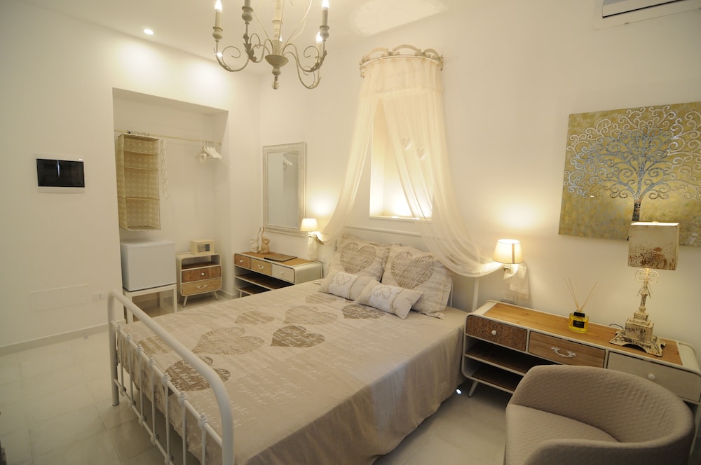 ROOM, DOUBLE BED