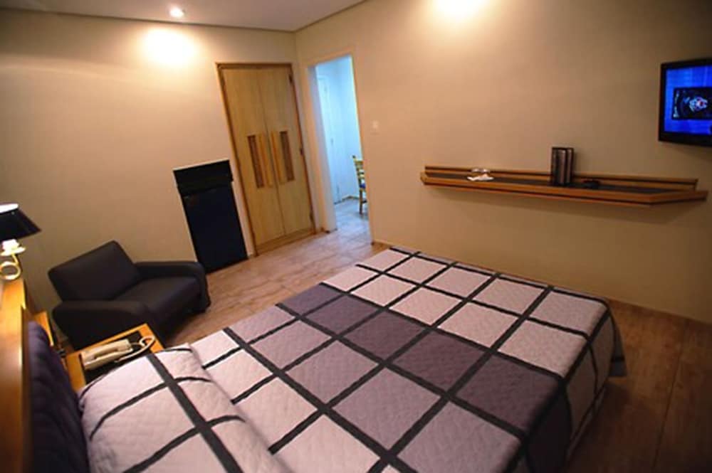 Hotel Columbia 3/43