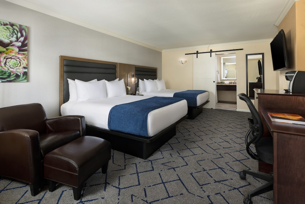 Essential, 2 Queen Beds
